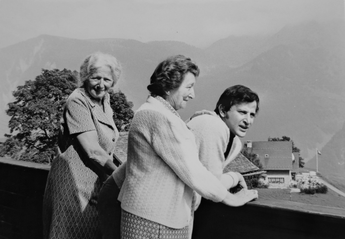 Irma Schaichet mit Schwester und dem jungen András Schiff im Ferienhaus Forster in Braunwald, undatiert