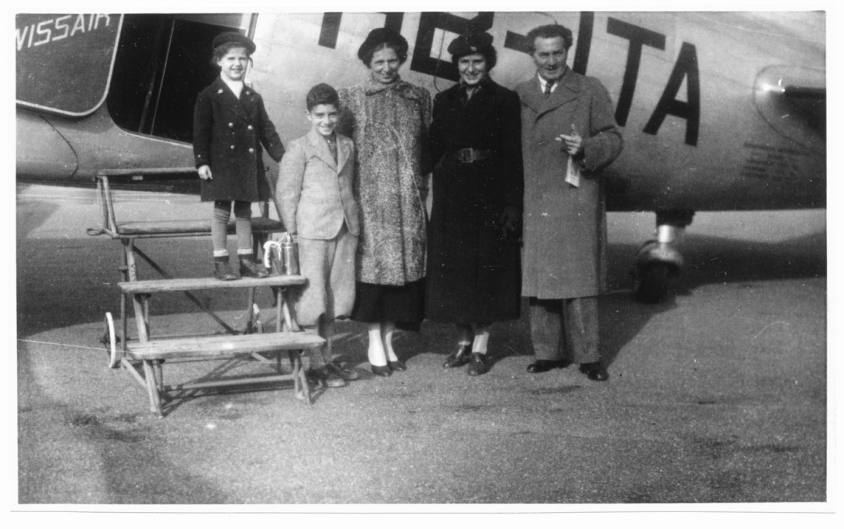 Alexander und Irma Schaichet mit ihren drei Kindern (von links nach rechts) Vera, Peter und Mirjam, 1937