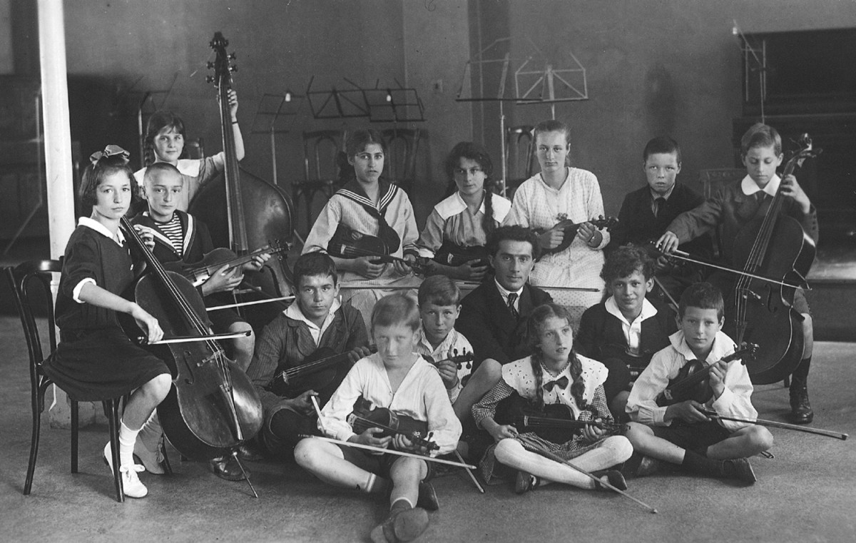 Alexander Schaichet mit seinem im Februar 1917 gegründeten Kinderstreichorchester. Links aussen am Cello Binia Spoerri, später Fotografin und Ehefrau von Max Bill.
