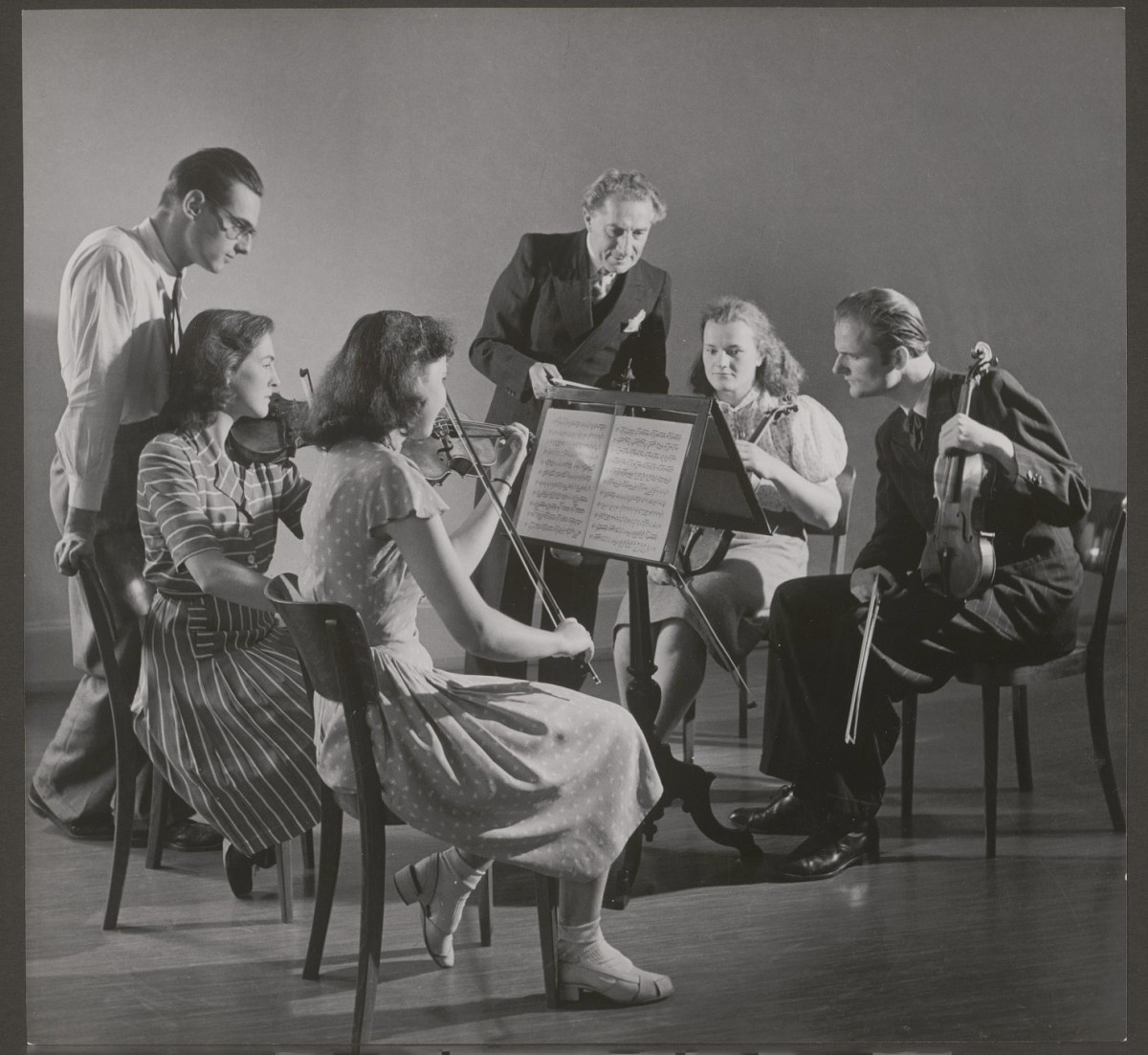 Kammermusikunterricht, 1950. Von links: Siegfried Gablinger, Marlis Moser, Hannelore Roesch, Alexander Schaichet, Dora Zehnder und Peter Lippert.